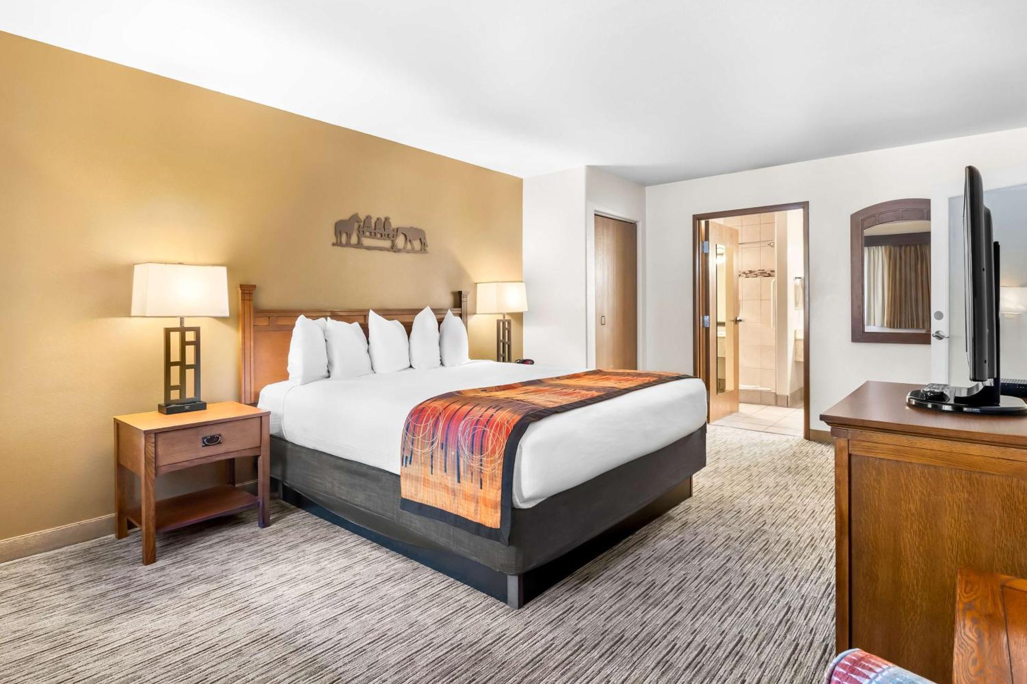 King Suite with Sofa Bed, Spa Bath and Wet Bar - Non-Smoking,1666674363:JPEG